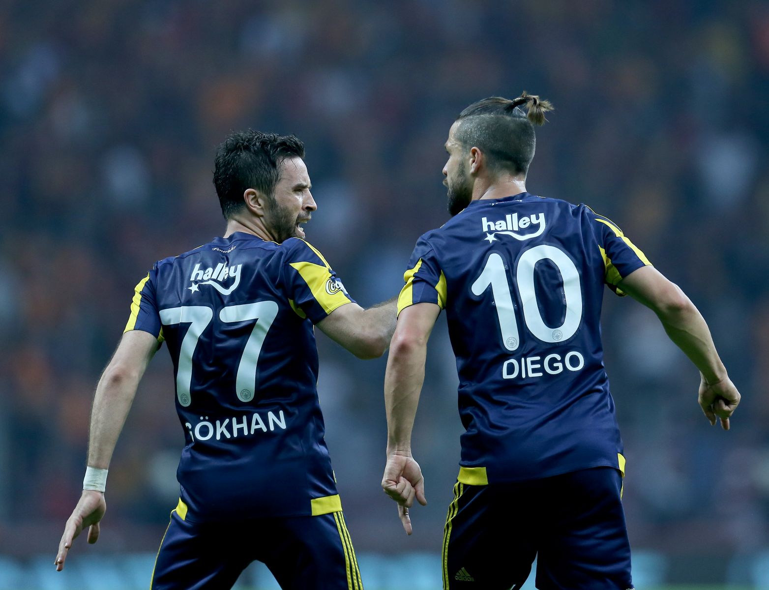 Galatasaray Fenerbahçe derbisinde Gökhan-Diego kavgası