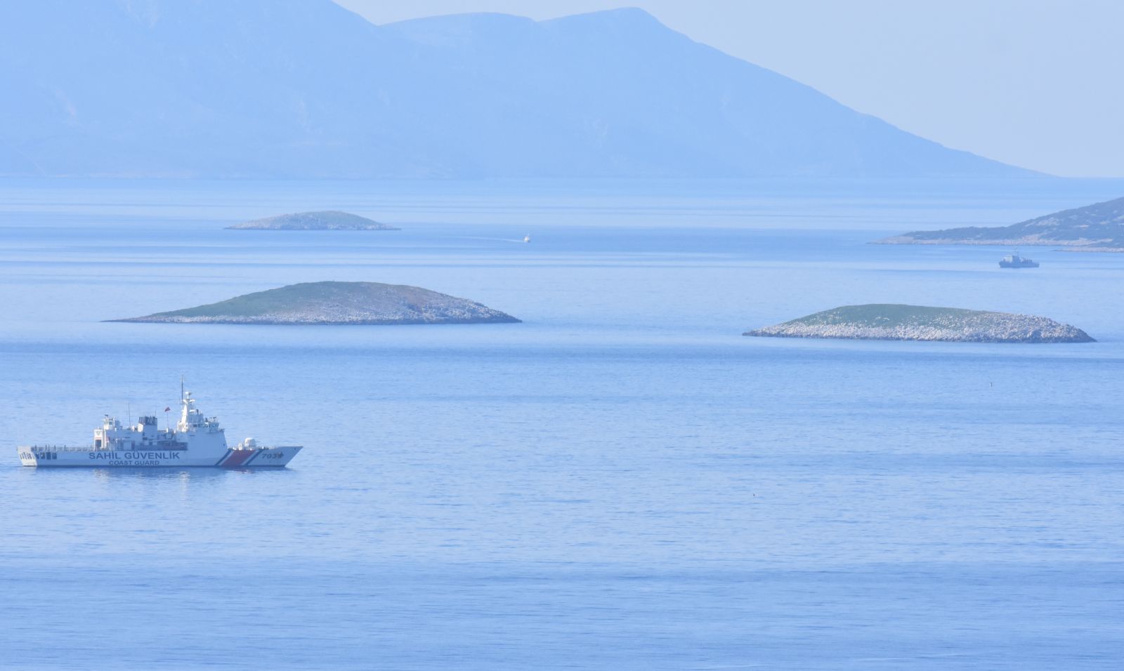 Türk savaş gemileri Kardak kayalıklarını kuşattı