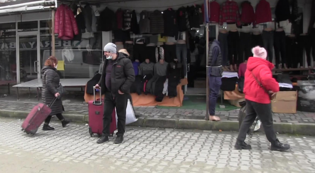 Artvin'e Gürcü akını! Bavulları dolduran gidiyor...