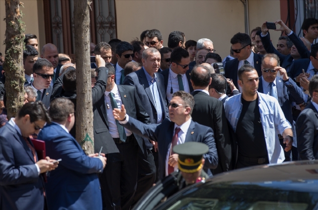 Erdoğan ve Davutoğlu Cuma için birlikte saf tuttu