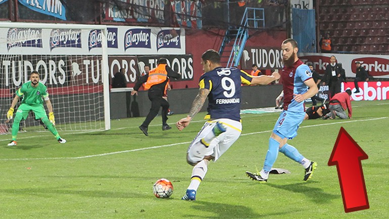 Trabzon taraftarı sahaya indi hakemi dövdü, maç tatil edildi (TS-FB ÖZET)