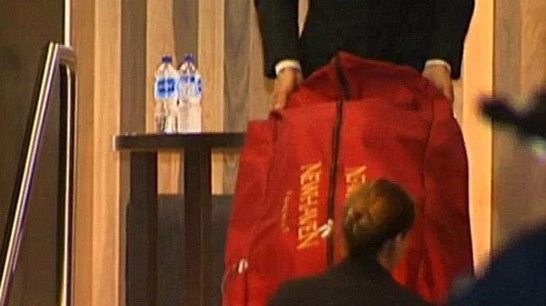 Erkek arkadaşı parçalara ayırıp pişirdi