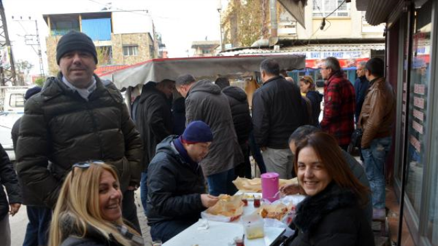 Adanalı 'Börekçi Levent' için lezzet avcıları kuyruğa giriyor