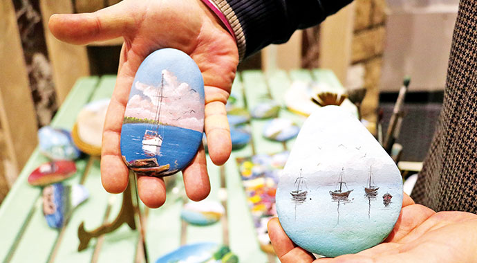 Çakıl taşlarını sanata çeviriyor