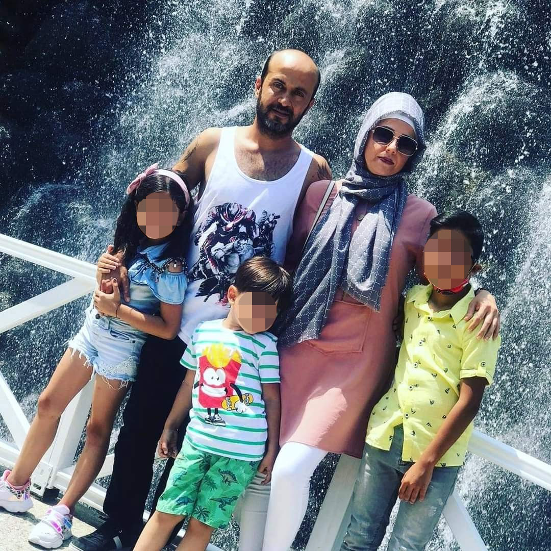 Ayrıldığı eşini çocuklarının gözü önünde bıçaklayarak öldürdü