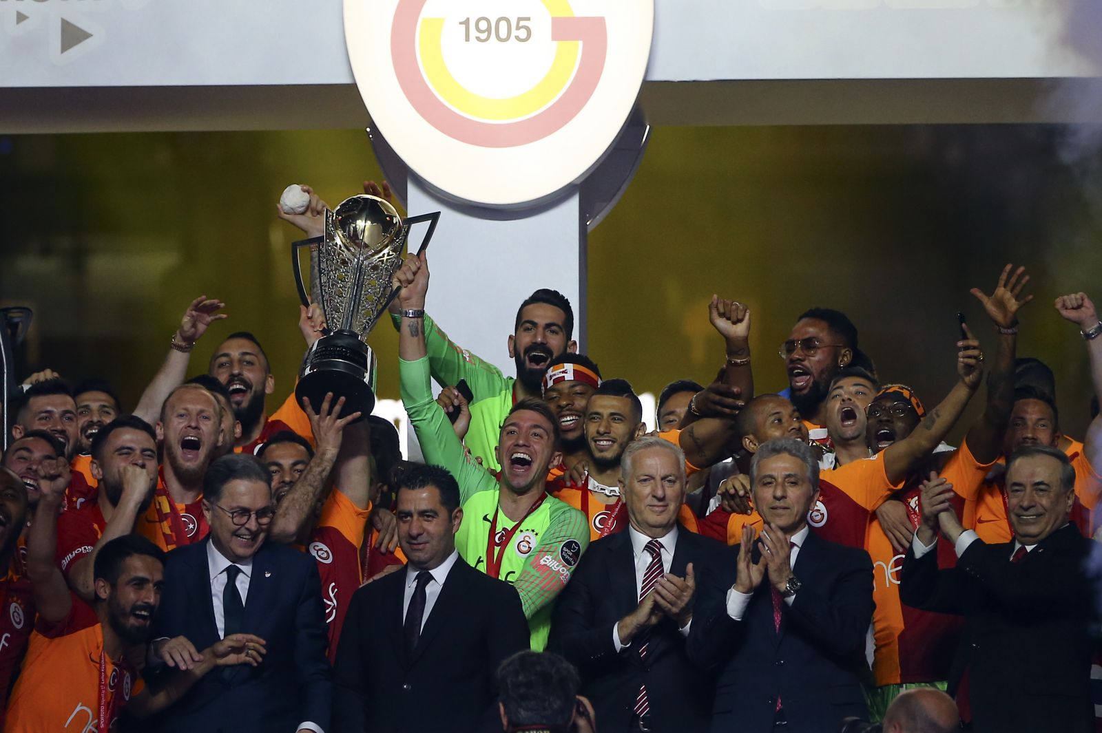 Galatasaray 22. şampiyonluk kupasını aldı!