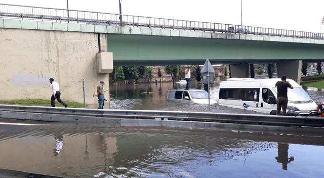 İstanbul'da yoğun yağmur sebebiyle Yenikapı-Bayrampaşa metro seferleri durduruldu