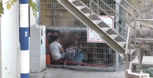 İsrail, Filistinli çocukları gözaltına alıp kafese kapattı