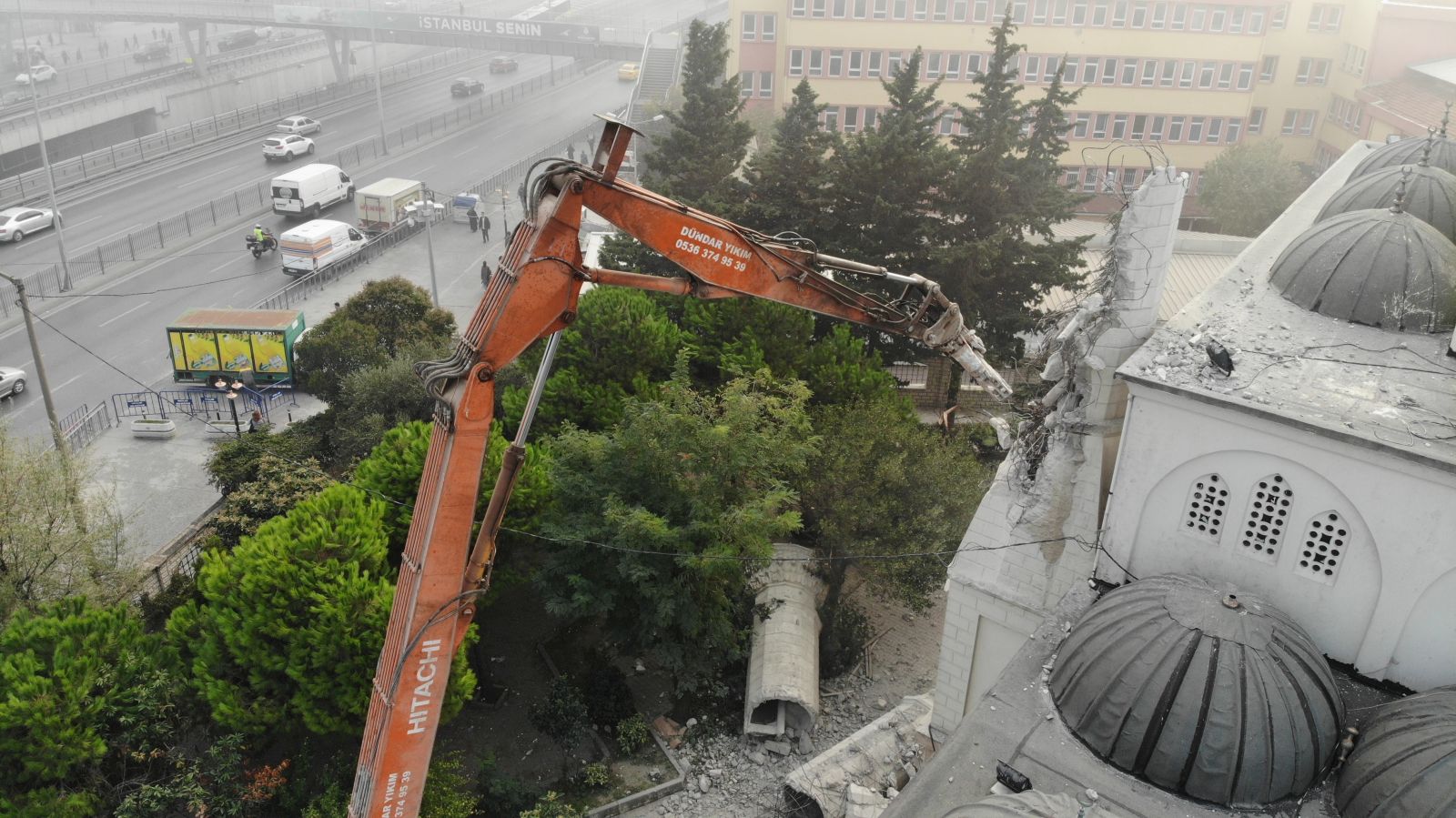 Avcılar'daki caminin ikiz minaresinin yıkım işlemleri tamamlandı