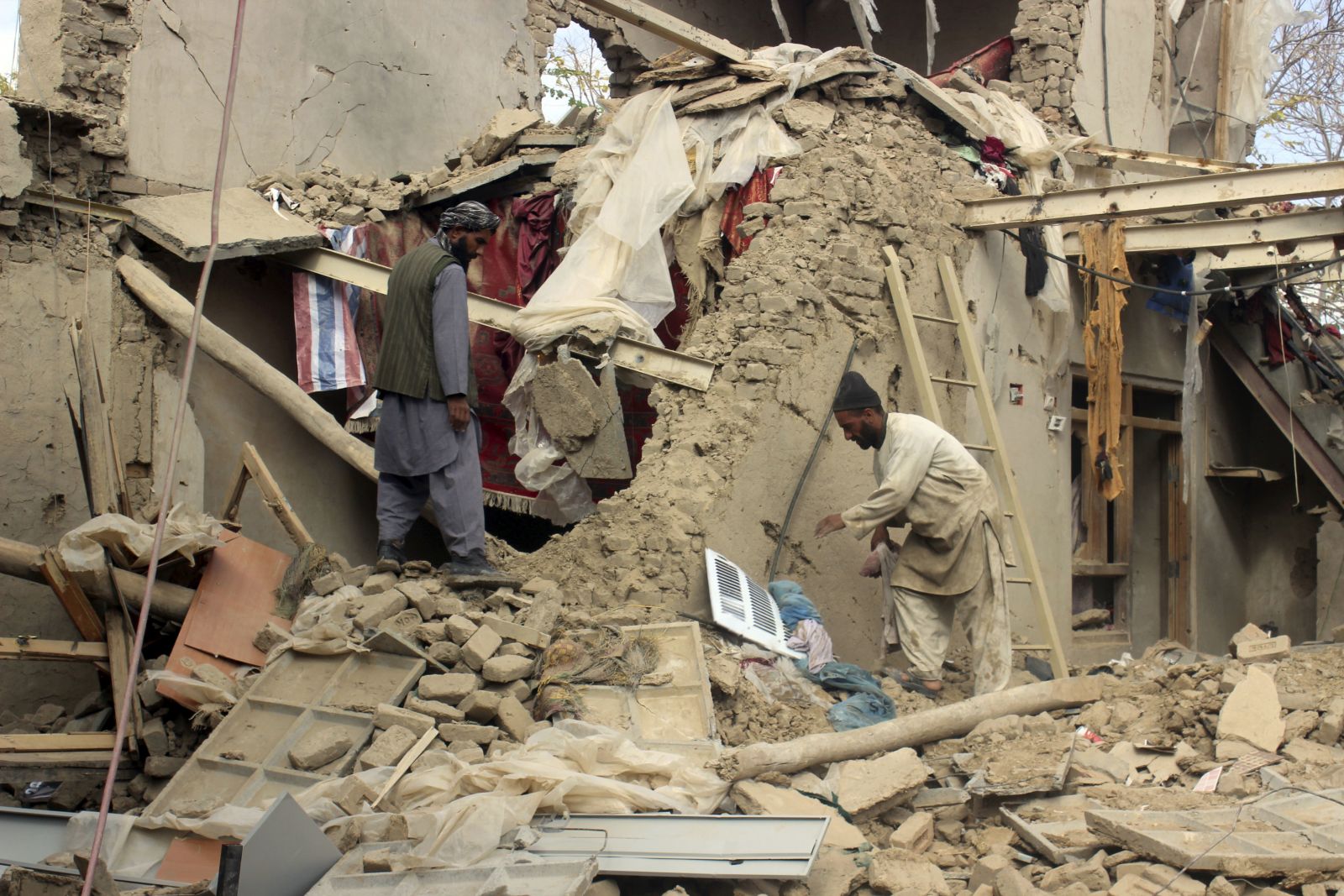 Afganistan'da Taliban'a yönelik operasyonda 30 sivil öldü