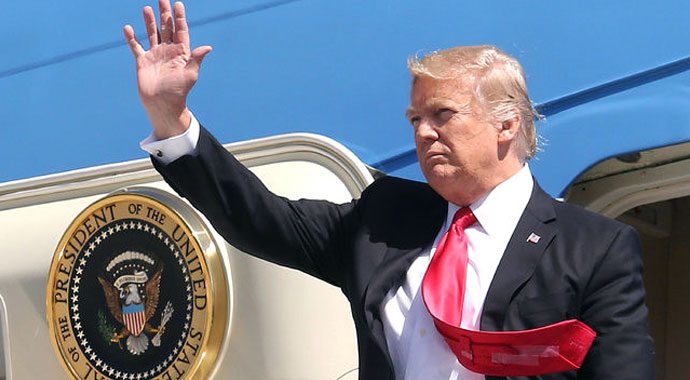 Donald Trump Kravatını Neden Bantlıyor?