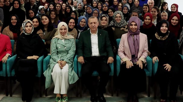 Cumhurbaşkanı Erdoğan’dan kız yurduna ziyaret