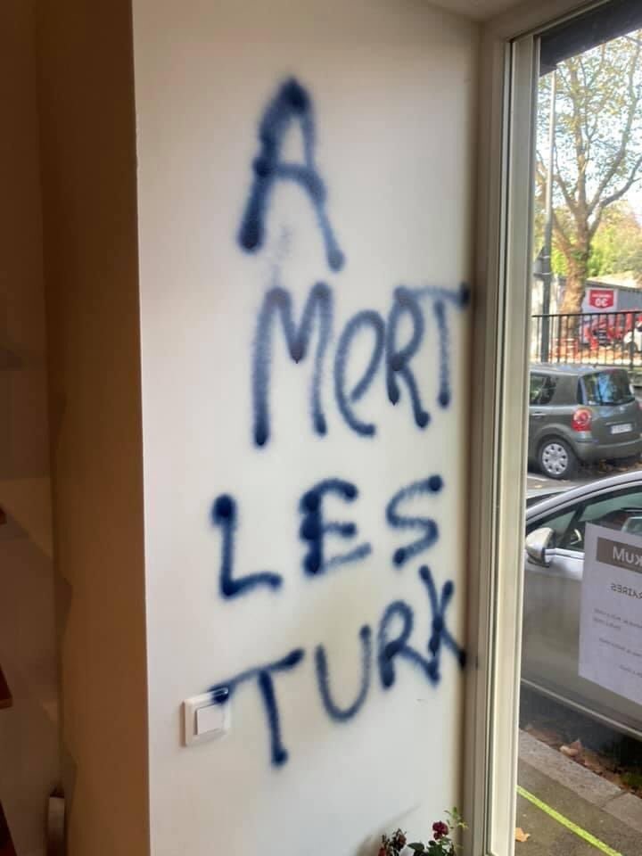 Türkler hedefte! İki ülke iki alçak saldırı...