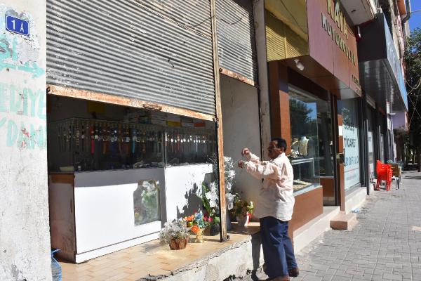 7 yaşında başladı, 70 yıldır saat tamir ediyor