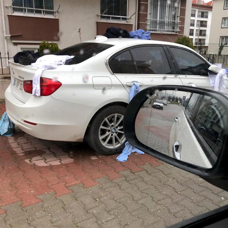 Eve gelmeyen eşinin kıyafetlerini otomobile bağlayıp bakın ne yazdı