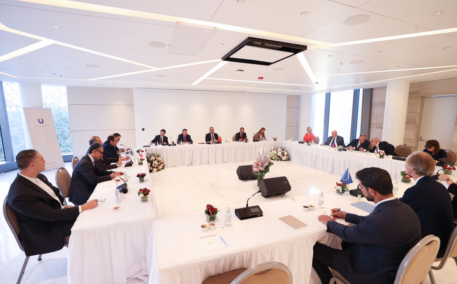 Bakan Çavuşoğlu, Rus ve İranlı mevkidaşları ile toplantı yaptı