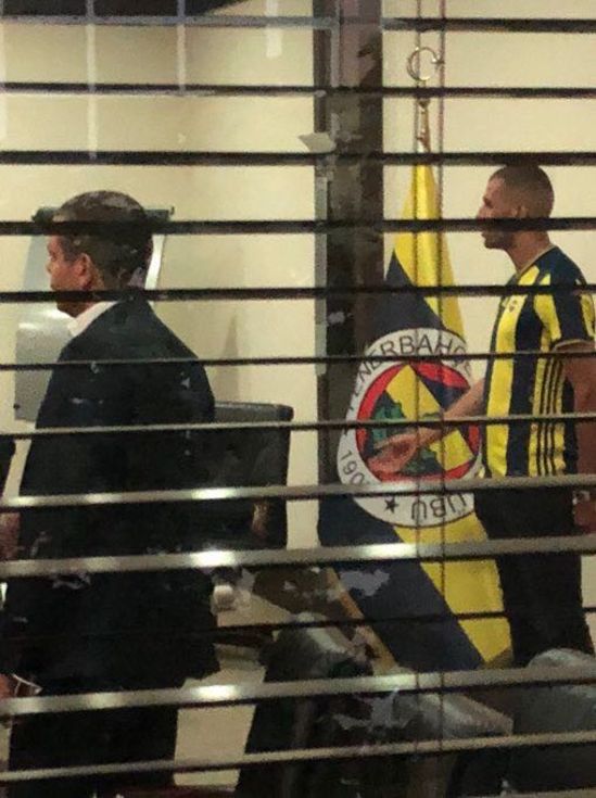 Fenerbahçe'nin yeni golcüsü formayı giydi!