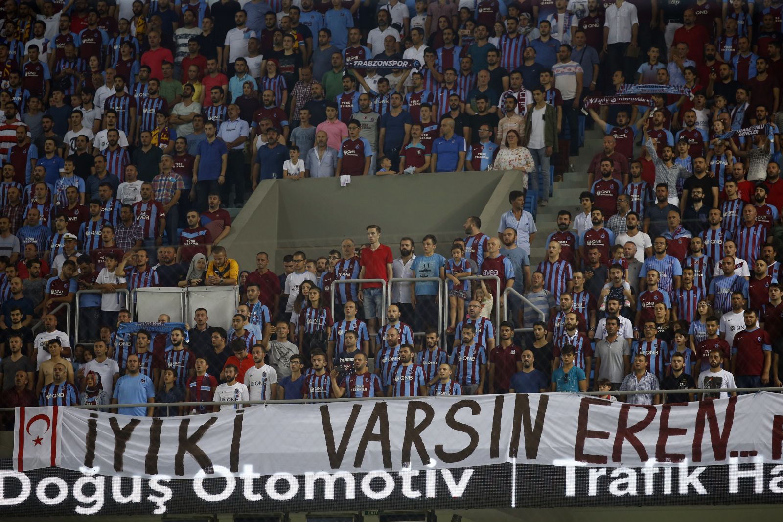 Trabzonspor, sahaya şehit Eren Bülbül'ün pankartıyla çıktı Trabzonspor, sahaya şehit Eren Bülbül'ün pankartıyla çıktı