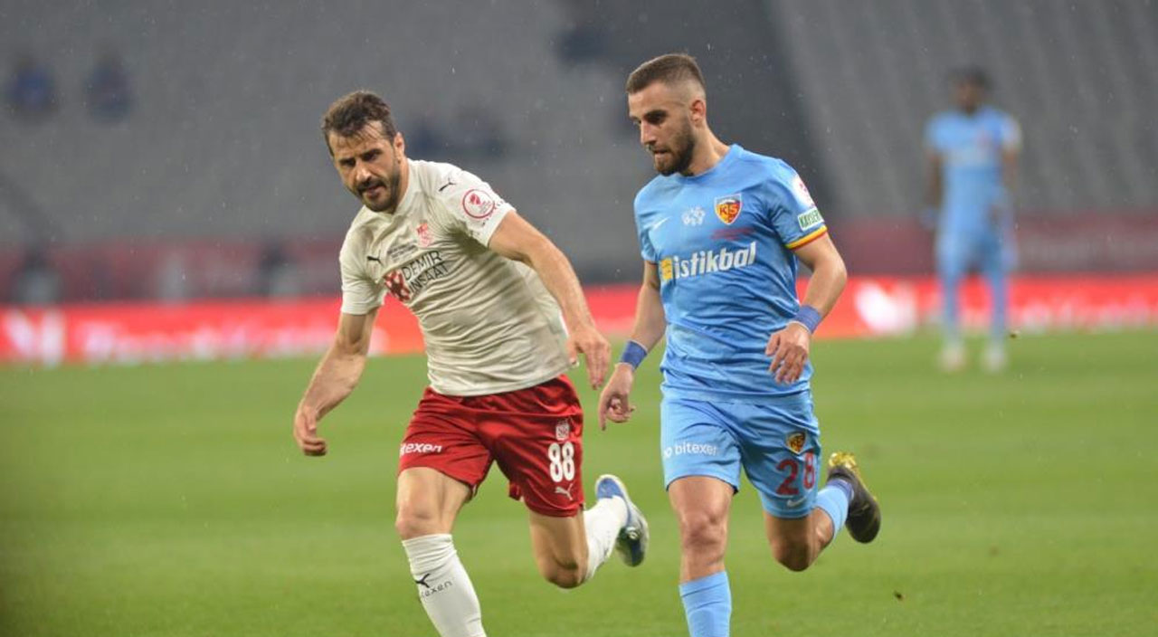 İstanbul'da el sıkıştılar! Kayserispor'un yeni hocası Ömer Erdoğan oldu İstanbul'da el sıkıştılar! Kayserispor'un yeni hocası Ömer Erdoğan oldu