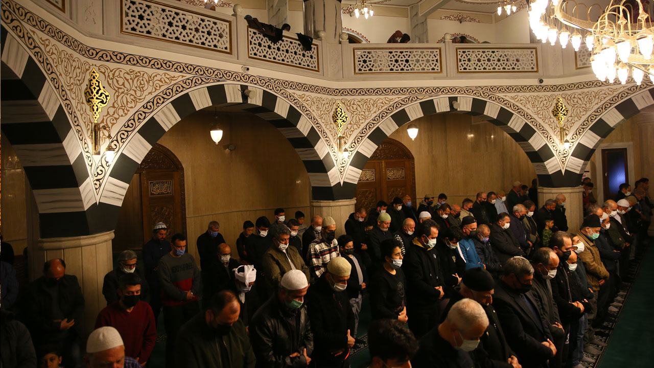 Vatandaş camilere akın etti: Tüm yurtta ilk teravih namazı kılındı