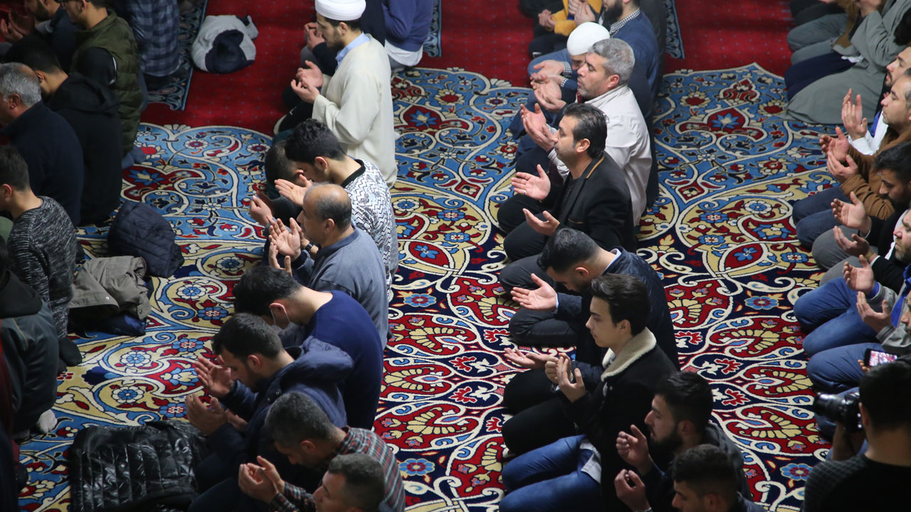 Vatandaş camilere akın etti: Tüm yurtta ilk teravih namazı kılındı