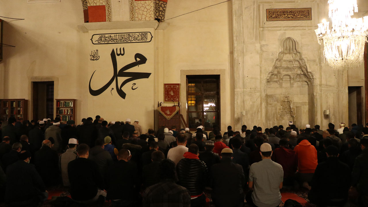 Vatandaş camilere akın etti: Tüm yurtta ilk teravih namazı kılındı