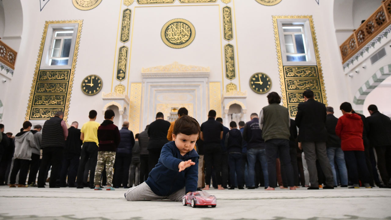 Vatandaş camilere akın etti: Tüm yurtta ilk teravih namazı kılındı