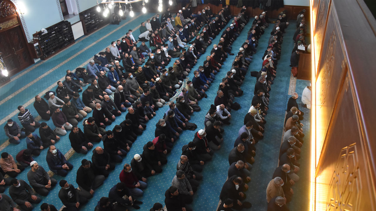 Vatandaş camilere akın etti: Tüm yurtta ilk teravih namazı kılındı