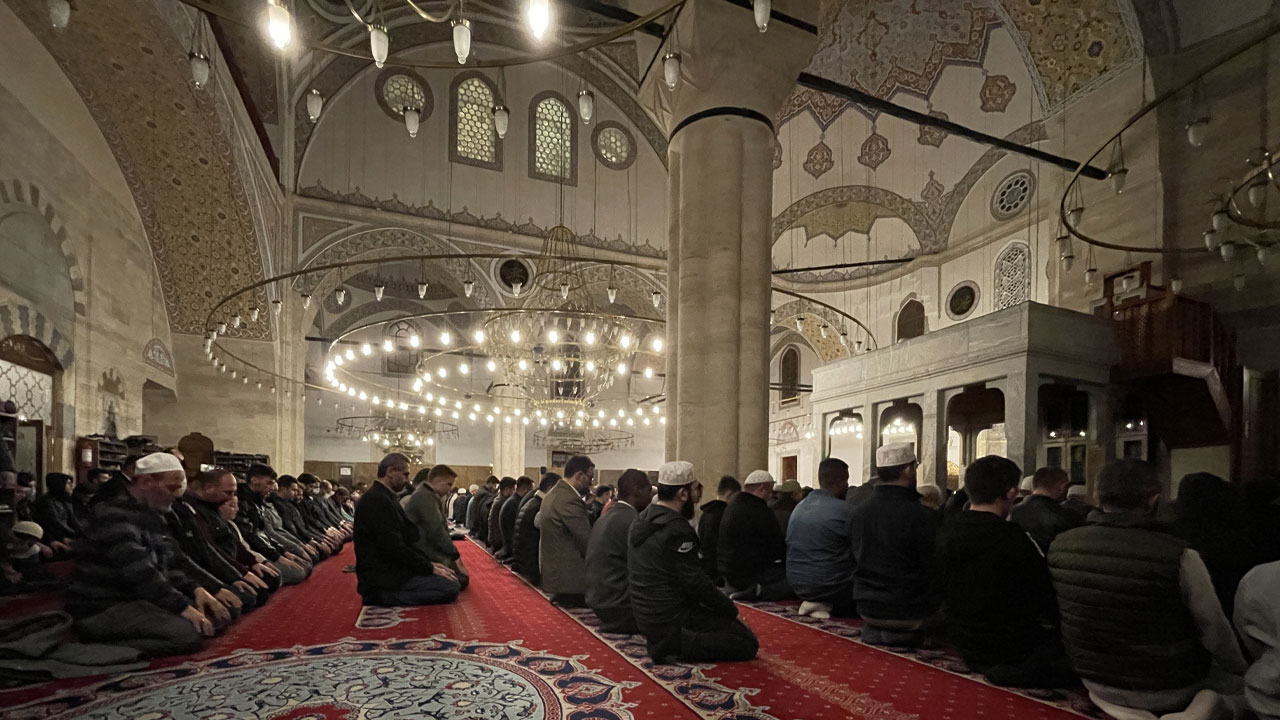 Vatandaş camilere akın etti: Tüm yurtta ilk teravih namazı kılındı