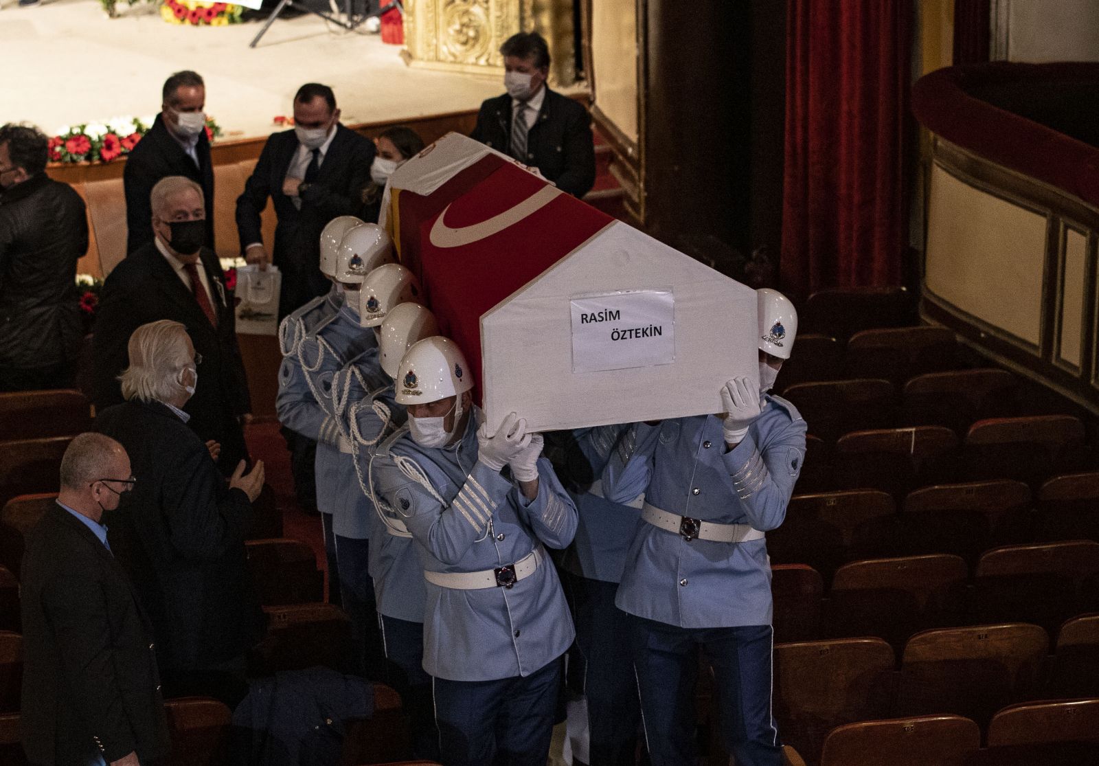 Usta oyuncu Rasim Öztekin son yolculuğuna uğurlandı