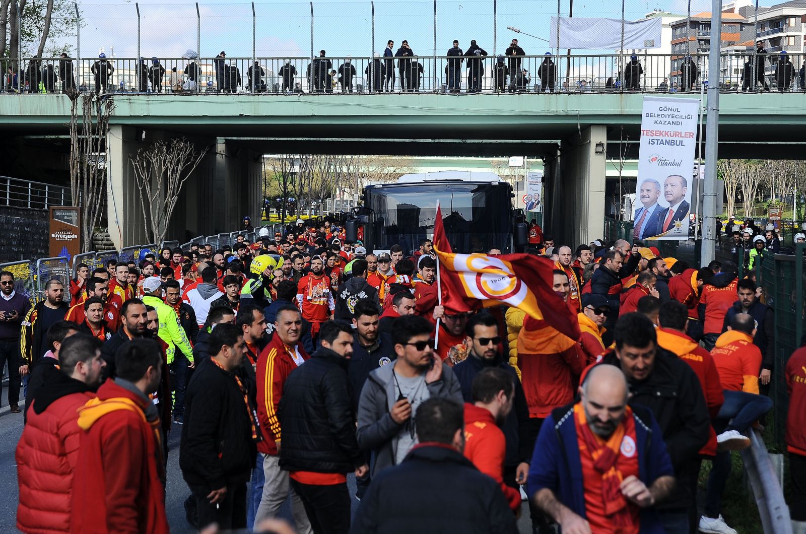 Galatasaraylı taraftarlar stada geldi