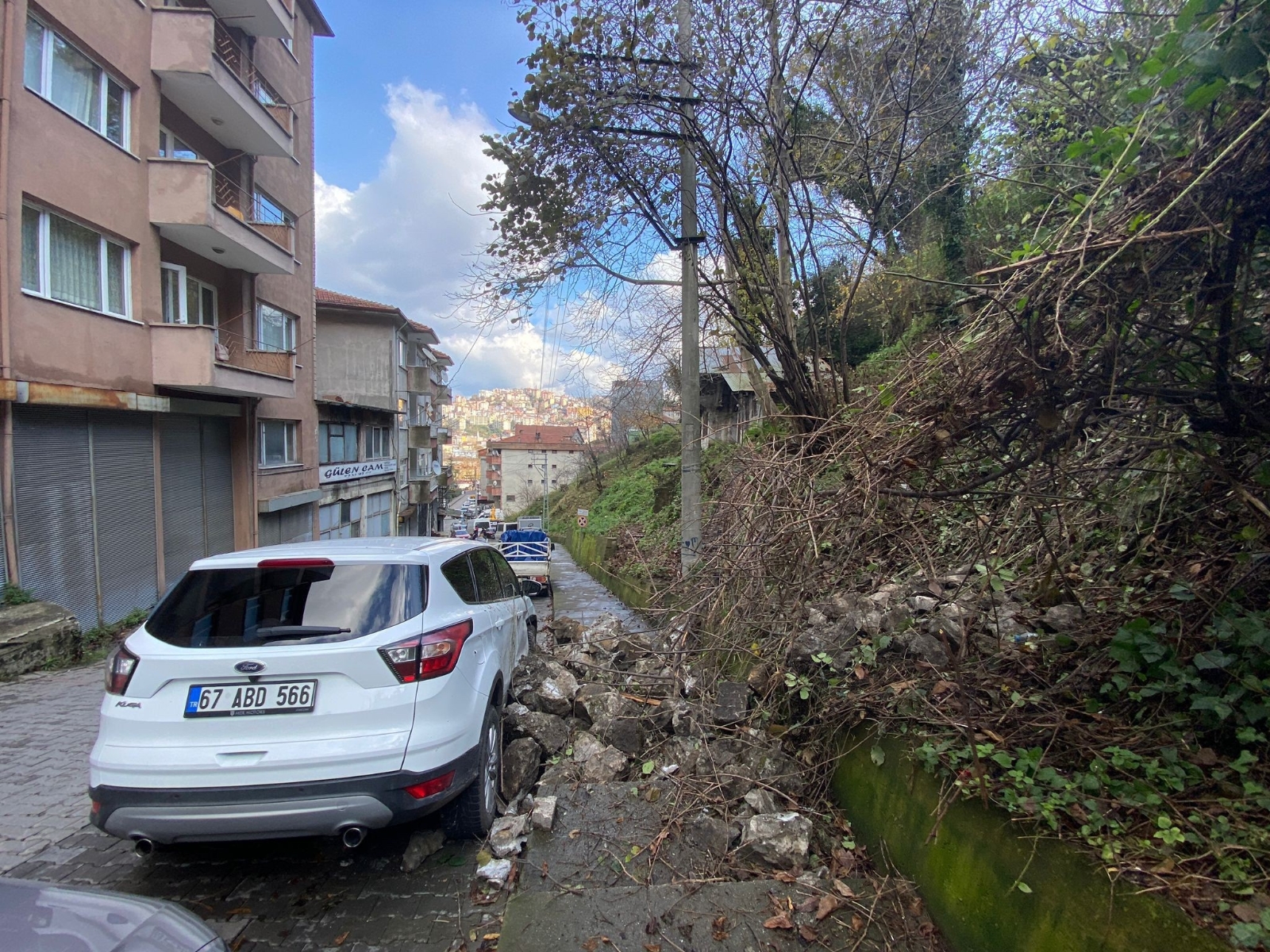 Park halindeki otomobile kaya parçaları düştü
