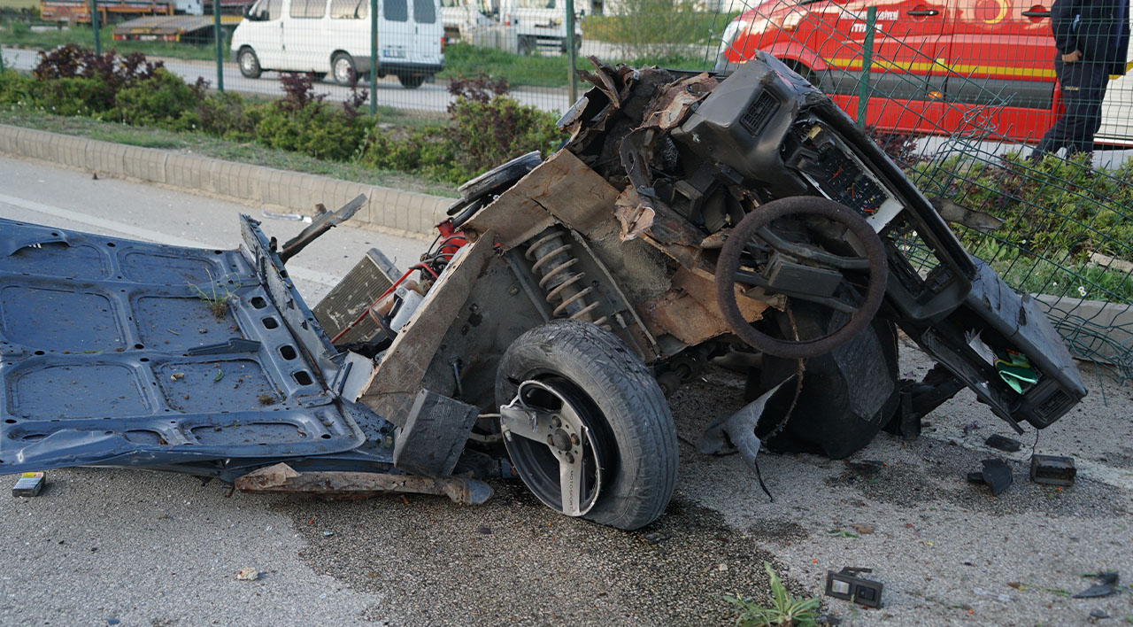 Kastamonu'da korkunç kaza! Araç ikiye bölündü