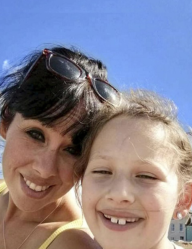 Taş zannedip getirdikleri el bombası evlerinde patladı