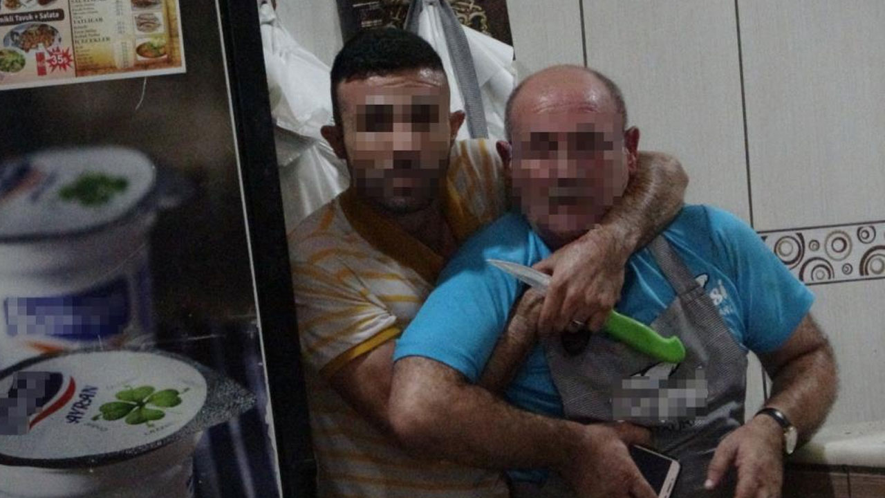 Garson, ustabaşının boğazına bıçak dayayıp rehin aldı