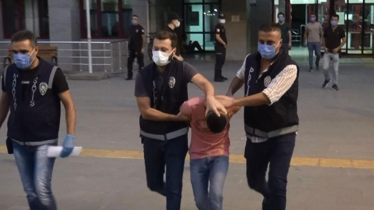 Garson, ustabaşının boğazına bıçak dayayıp rehin aldı