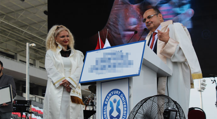 Böyle mezuniyet görülmedi: Rektörden rektöre diploma takdimi