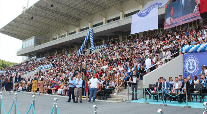 Böyle mezuniyet görülmedi: Rektörden rektöre diploma takdimi