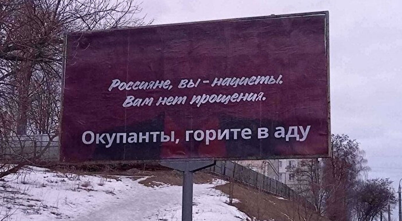 Ukrayna sokaklarında Rus askerlerine billboardlu mesaj