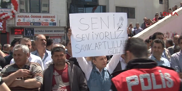 Abdullah Gül’ü beklerken öyle bir pankart açtı ki… Görenler bir daha baktı!