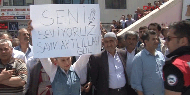 Abdullah Gül’ü beklerken öyle bir pankart açtı ki… Görenler bir daha baktı!