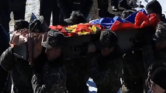 Ermenistan Savunma Bakanı, PKK'lı teröristin evini ziyaret etti Ermenistan Savunma Bakanı, PKK'lı teröristin evini ziyaret etti