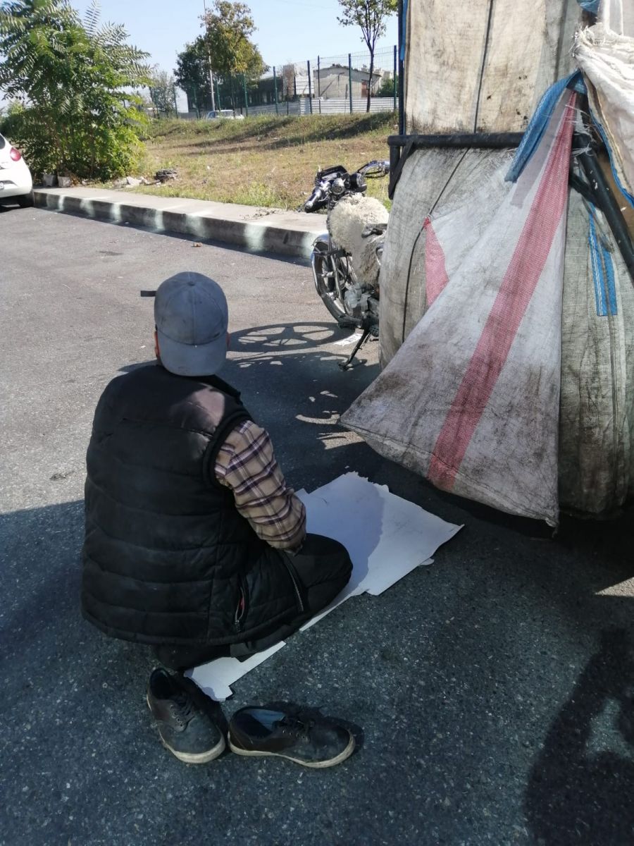 Namaz kılan çöp toplayıcı...