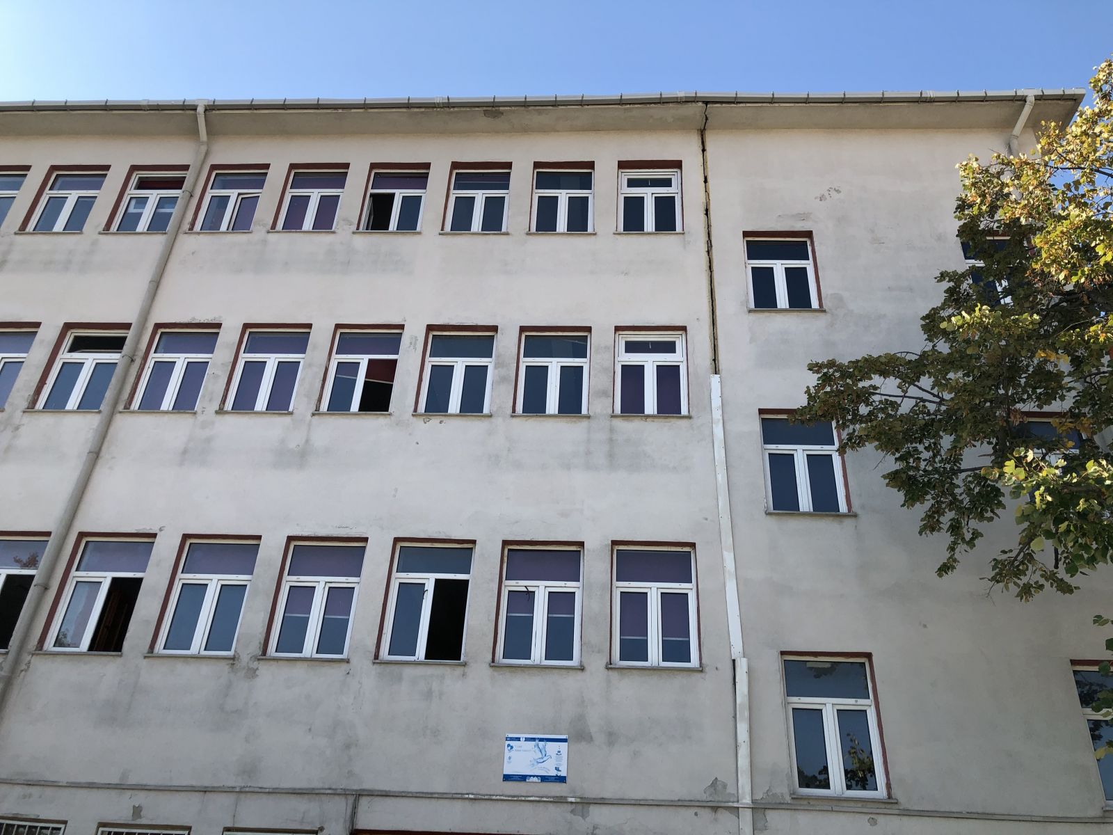 Depremde hasar gören 20 yıllık okul boşaltıldı