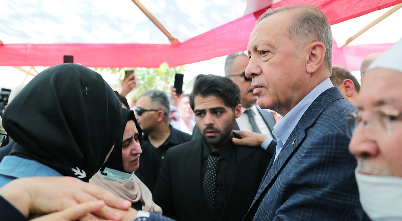 Cumhurbaşkanı Erdoğan, Hakan Füzün'ün cenaze törenine katıldı Cumhurbaşkanı Erdoğan, Hakan Füzün'ün cenaze törenine katıldı