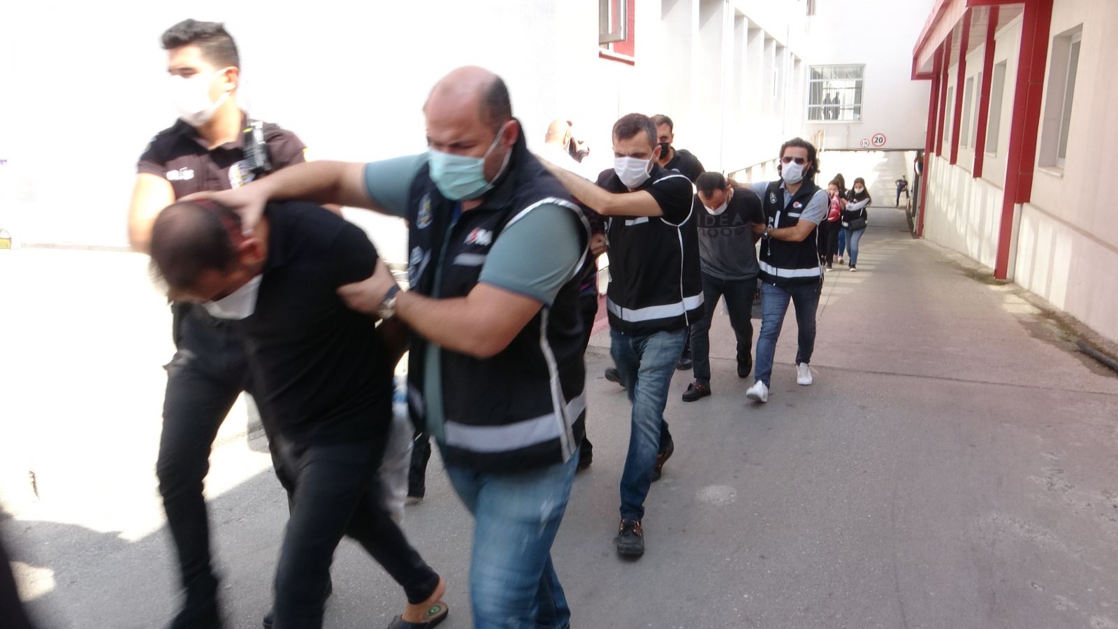 Sahte senet çetesi hem hattat tutmuş hem bilirkişi! 'Sihirbaz' çetesi çökertildi Sahte senet çetesi hem hattat tutmuş hem bilirkişi! 'Sihirbaz' çetesi çökertildi