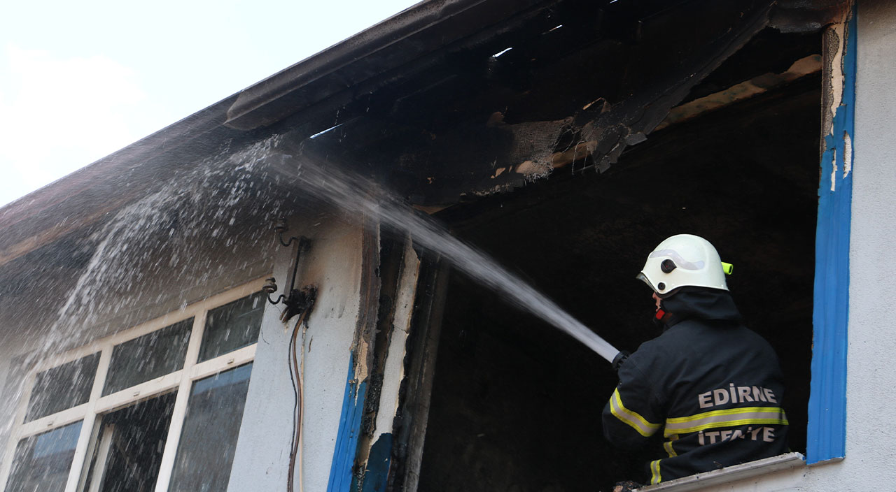 Edirne'de evlat vahşeti: Annesini ve evi benzin döküp yaktı Edirne'de evlat vahşeti: Annesini ve evi benzin döküp yaktı