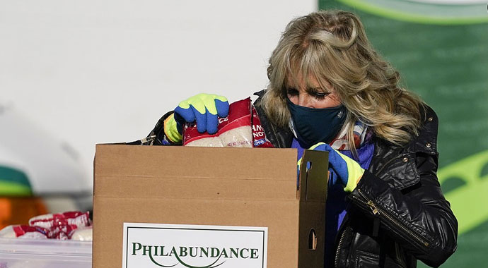 Biden, ailesiyle birlikte gizlice gıda yardımı dağıttı Biden, ailesiyle birlikte gizlice gıda yardımı dağıttı