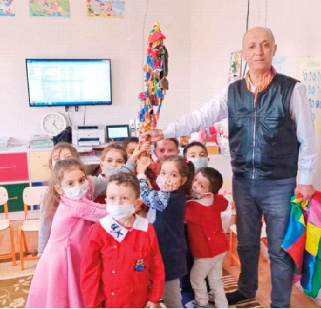 Çocukların Rağıp Amca’sı: Okul okul gezip çocuklara masal anlatıyor