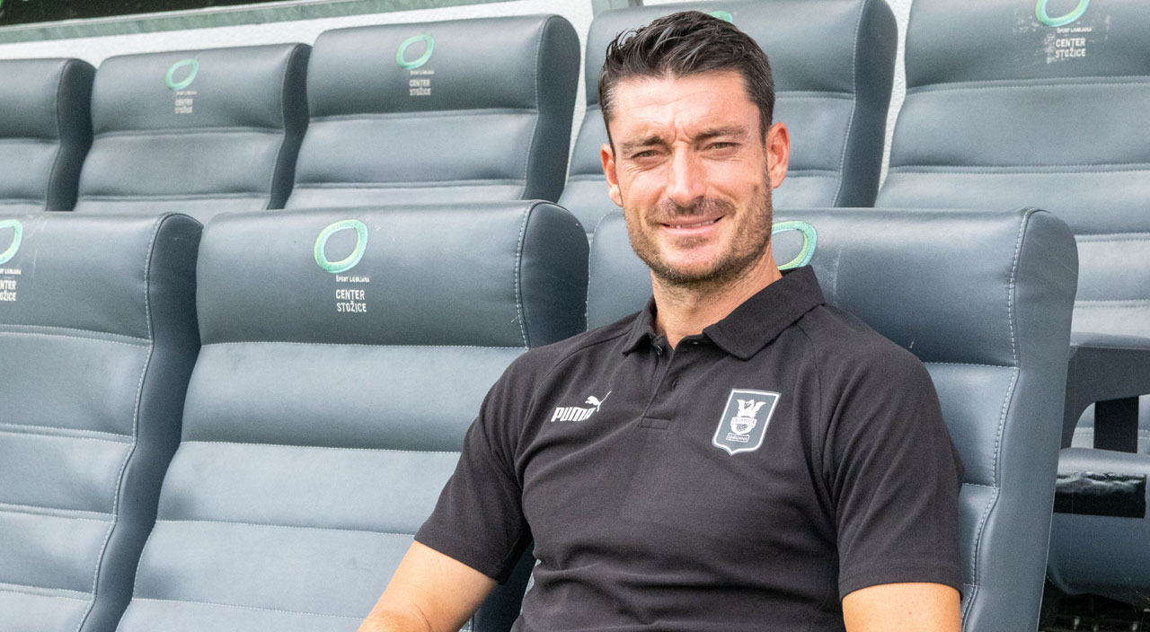Albert Riera'ya holigan şoku! Olimpija Ljubljana taraftarları imza törenini bastı Albert Riera'ya holigan şoku! Olimpija Ljubljana taraftarları imza törenini bastı